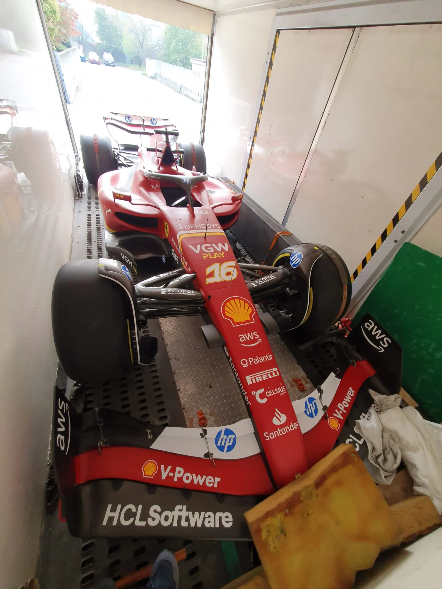Monoposto Ferrari F1 numero 16 caricata nella bisarca