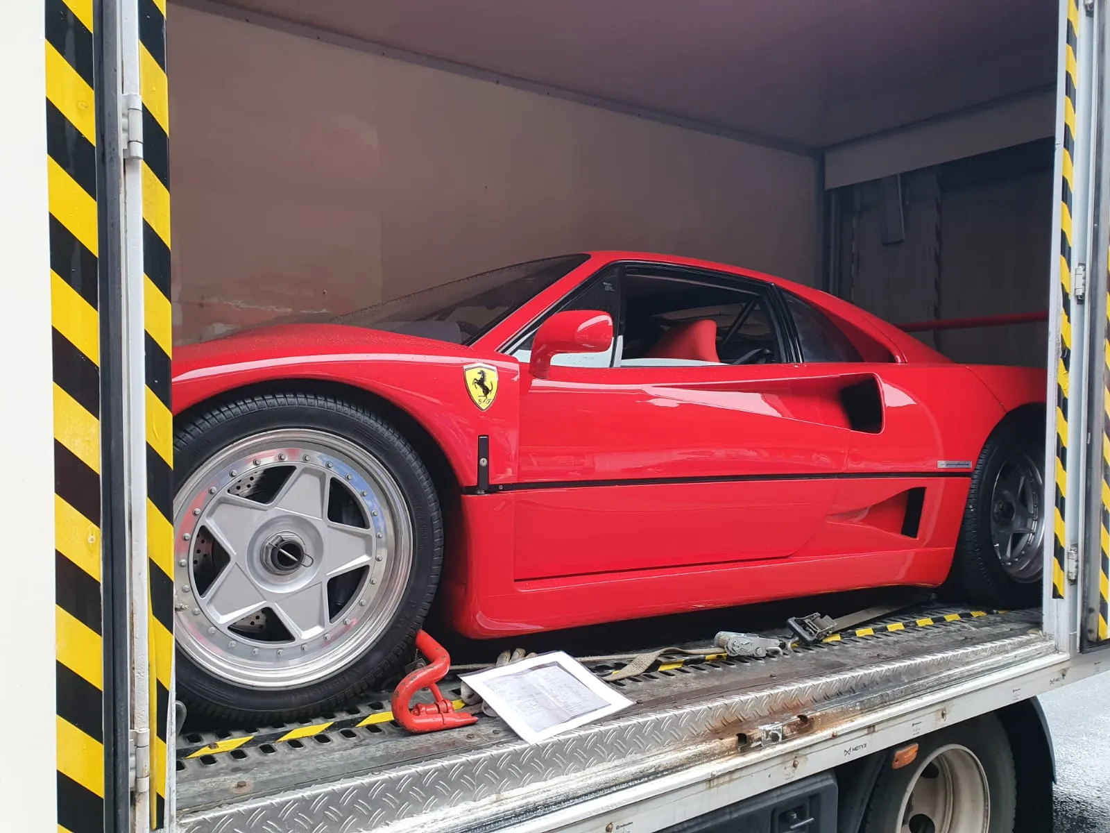 Ferrari F40 rossa in profilo nel furgonato Lory