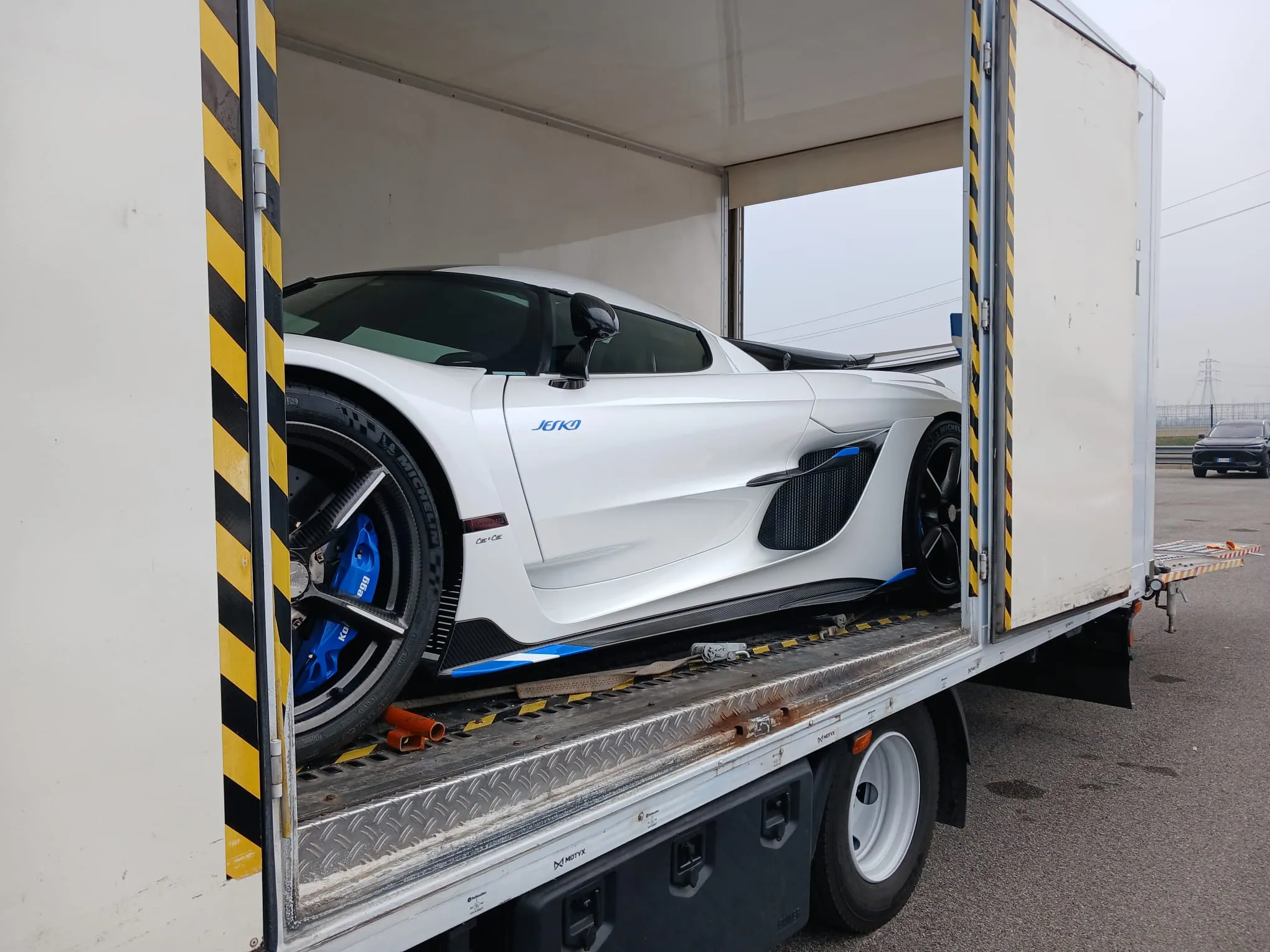 Koenigsegg Jesko bianca nel furgonato Lory con apertura laterale