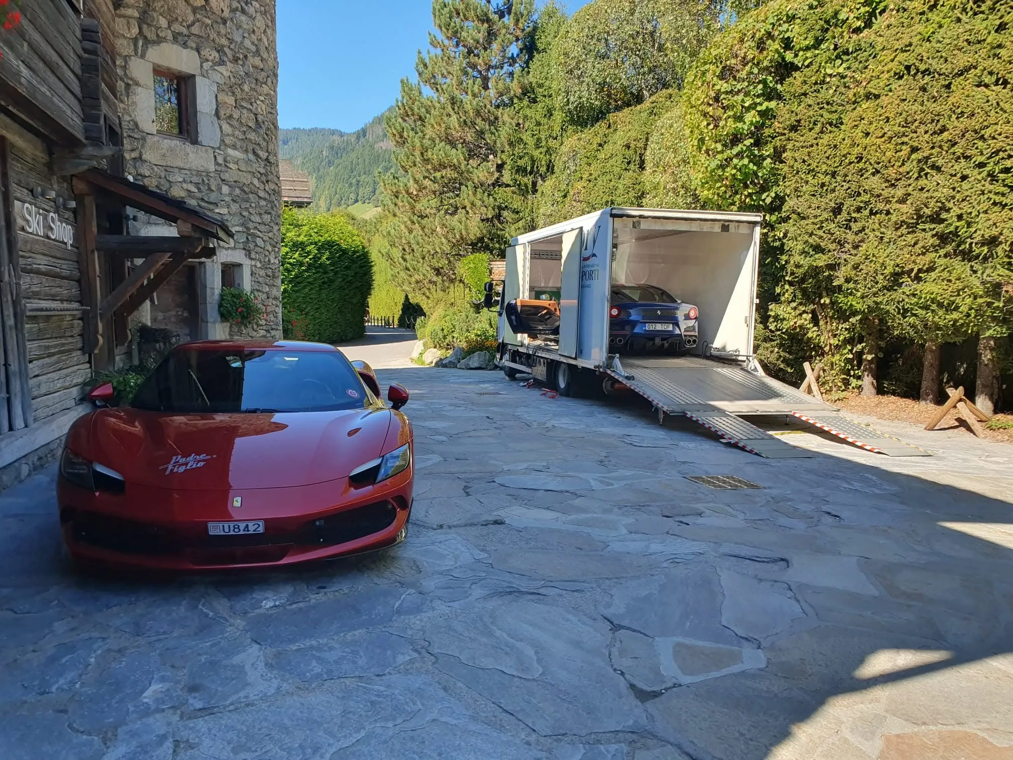 Ferrari 296 GTB consegnata a uno chalet di montagna