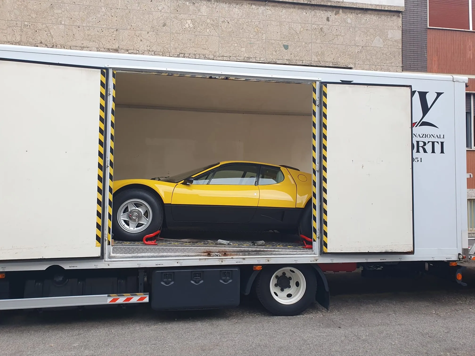 Ferrari 512 BB gialla caricata nel furgone chiuso